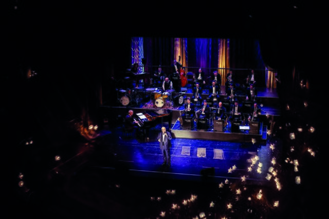 Swing-Künstler Mitch Winehouse mit der Thilo Wolf Big Band. | Foto: Sascha Pöltl