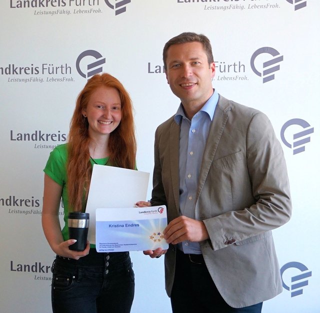 Landrat Matthias Dießl freut sich, Frau Kristina Endres die 2.500 Ehrenamtskarte des Landkreises Fürth überreichen zu können.