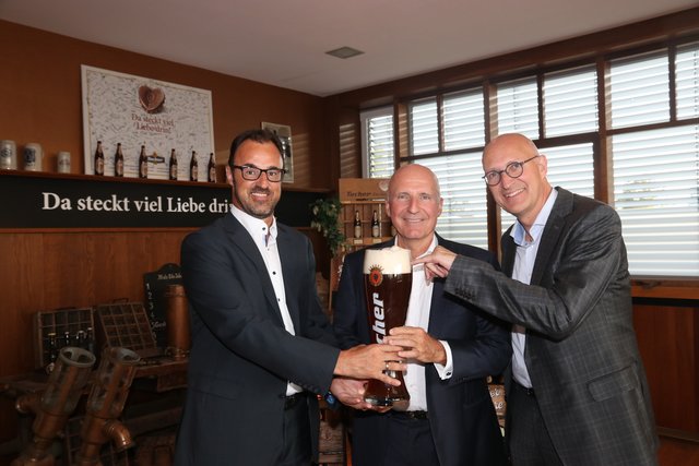 Tucher-Gastronomiedirektor Jörg Träger, Unternehmer und HCE-Hauptsponsor Alexander Fackelmann und Erlangens
Wirtschaftsreferent Konrad Beugel (v.li.).