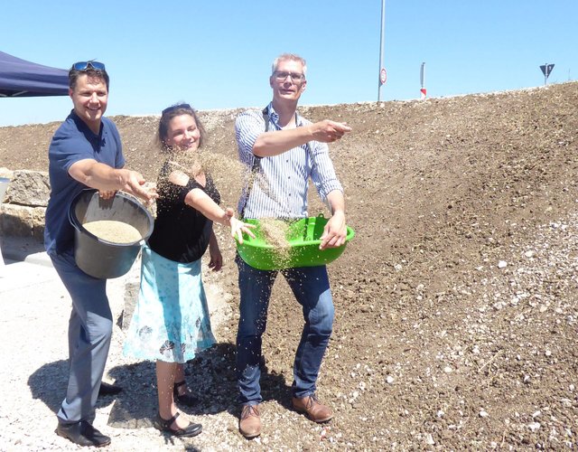 Oberbürgermeister Dr. Uwe Kirschstein (rechts) säte zusammen mit René Franz, dem Leiter des Stadtbauamtes und Reinhilde Steinmetz, zuständig für Natur und Umwelt beim Stadtbauamt, symbolisch Saatgut aus.