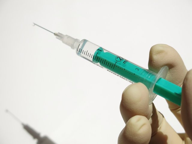 Hyaluronsäure wird für Schönheitsbehandlungen per Spritze in diejenigen Hautpartien injiziert, die störende Falten aufweisen. Bildquelle: jochenpippir / pixabay.com