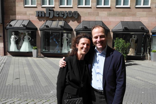 Eva Ziegler und Juan Brendle von Pronovias vor dem Brautmoden-Geschäft von Dominic Armbrüster. | Foto: Udo Dreier