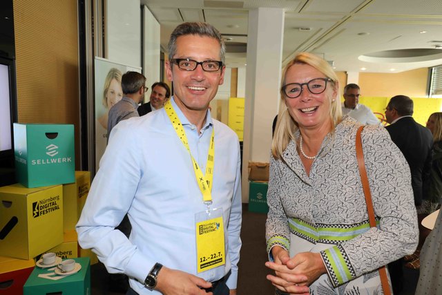 Nürnbergs Wirtschaftsreferent Dr. Michael Fraas mit Anke Steinert-Neuwirth, Geschäftsführerin des Forums Kultur der Europäischen Metropolregion Nürnberg und Kulturreferentin der Stadt Erlangen.  | Foto: Udo Dreier