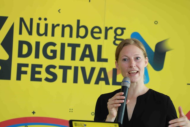 Moderatorin Christina Burkhardt, Gründerin der Shiftschool.  | Foto: Udo Dreier