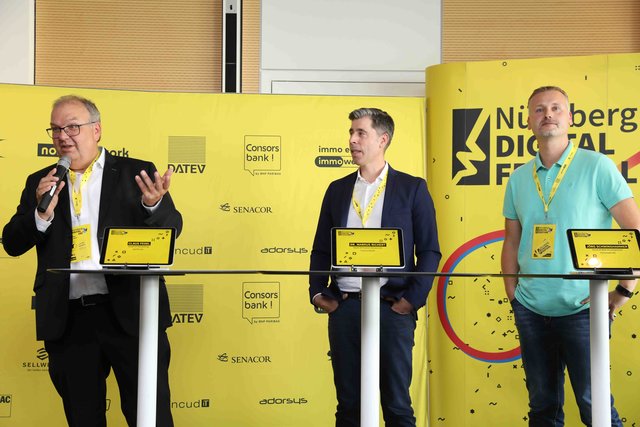 Die ,,Praktiker" sprechen über die Digitalisierung in den Unternehmen: Claus Fesel, Head of Marketing DATEV, Dr. Markus Richter, Head of Human Resources, Consorsbank, Jörg Schwinghammer, Head of Development, Immowelt AG, v.l. | Foto: Udo Dreier