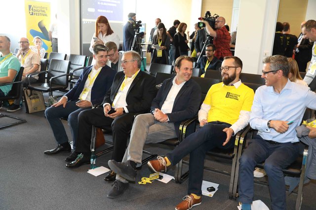 Start des Nürnberg Digital Festivals bei SELLWERK: Dr. Markus Richert (Consorsbank), Klaus Fesel (Datev), Michael Oschmann (CEO SELLWERK),  Ingo di Bella (Initiator Nürnberg Digital Festival) und Nürnbergs Wirtschaftsreferent Dr. Michael Fraas (v.l.).  | Foto: Udo Dreier