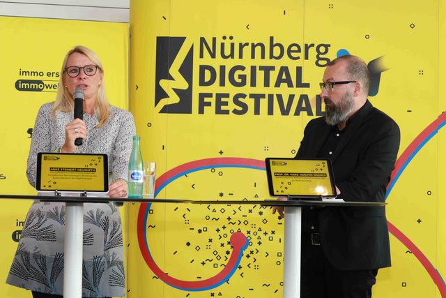 Erlangens Kulturreferentin Anke Steinert-Neuwirth mit Prof. Dr. Hans-Joachim Wagner, Bewerbungsbüro Kulturhauptstadt Europas 2025.  | Foto: Udo Dreier