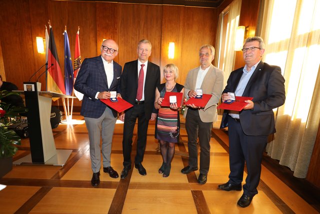 Gruppenbild der Geehrten mit Nürnbergs Oberbürgermeister Dr. Ulrich Maly (SPD, 2.v.li.) im Schönen Saal des Rathauses. | Foto: Udo Dreier