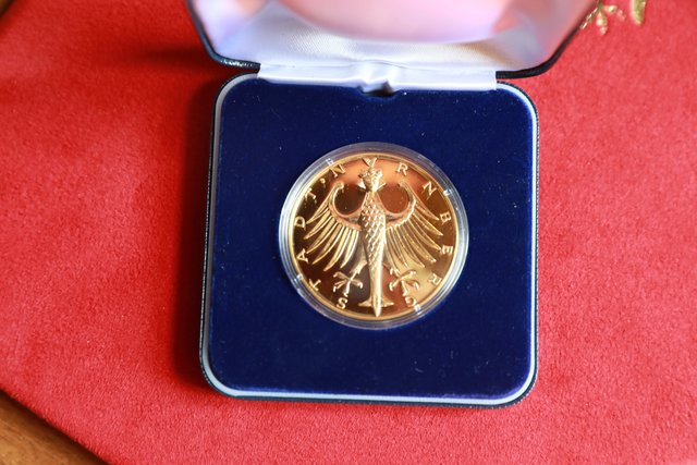 Die Bürgermedaille ist eine Idee des legendären Nürnberger Oberbürgermeisters Andreas Urschlechter (1919-2011). Sie ist nach der Verleihung der Ehrenbürgerwürde die zweithöchste Auszeichnung, die Nürnberg vergeben kann. Sie ist aus Gold und hat die Form einer Münze. Auf der Vorderseite ist das große Nürnberger Stadtwappen mit der Umschrift „Stadt Nürnberg“ eingeprägt, auf der Rückseite der Name der oder des Geehrten mit den Worten „Für hervorragende Verdienste“. | Foto: Udo Dreier