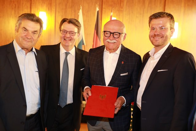 Glückwunsch! Gerd Schmelzer mit den CSU-Mannen (v.li.) Kilian Sendner, Michael Frieser und Marcus König. | Foto: Udo Dreier