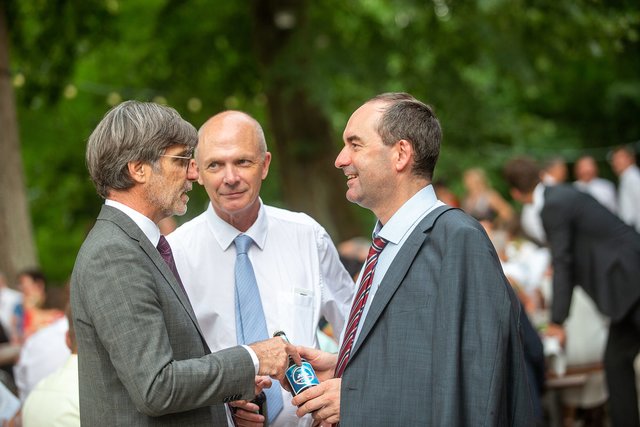 Wichtige Gespräche mit wichtigen Partnern - dieses Ziel erreicht die Handwerkskammer mit ihrem Sommerempfang. Hier diskutiert HWK-Hauptgeschäftsführer Thomas Koller mit Dr. Peter Stein, den für Handwerkspolitik zuständigen Ansprechpartner des bayerischen Wirtschaftsministeriums, und Wirtschaftsminister Hubert Aiwanger (von links). | Foto: HWK für Oberfranken/Frank Wunderatsch