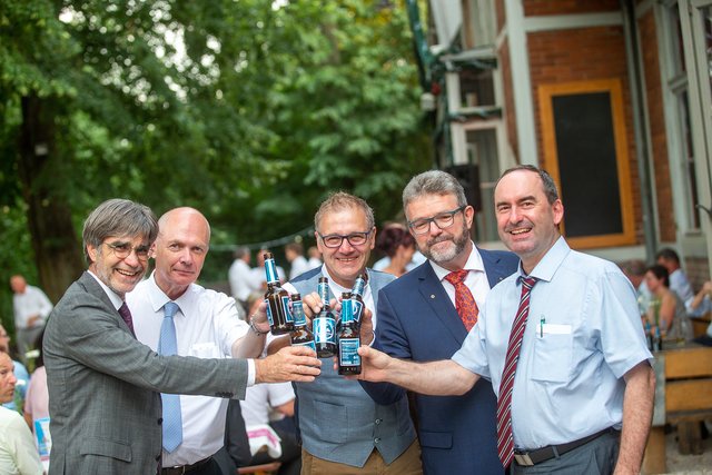 Ließen sich den eigens gebrauten "Meistersud" schmecken: HWK-Hauptgeschäftsführer Thomas Koller, Dr. Peter Stein (Bayerisches Wirtschaftsministerium), der Präsident der Privaten Brauereien Bayern und Braumeister Georg Rittmayer, HWK-Präsident Thomas Zimmer und Minister Hubert Aiwanger. | Foto: HWK für Oberfranken/Frank Wunderatsch