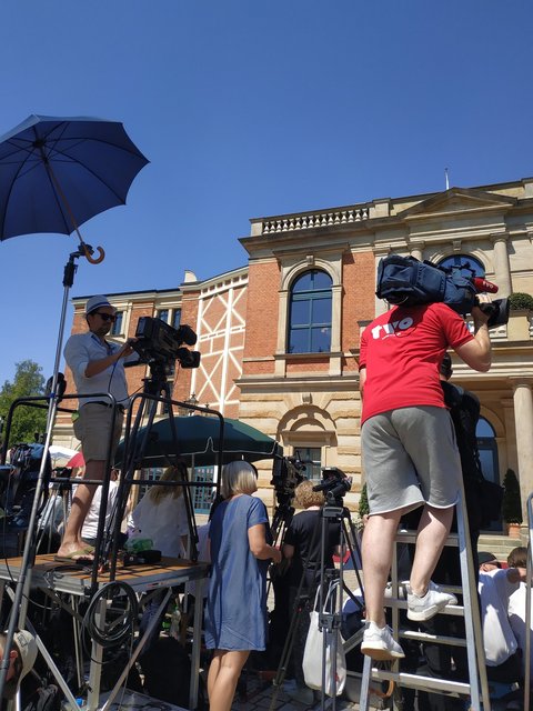 Die Presse wartet bei 37 Grad auf Frau Merkel und Co.