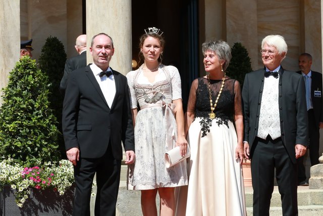 Hallertauer Hopfenkönigin Katharina Maier mit Bayerns stellvertretender Ministerpräsident Hubert Aiwanger (Freie Wähler) gemeinsam mit Oberbürgermeisterin Bayreuth, Brigitte Merk-Erbe mit Ehemann Thomas erbe 