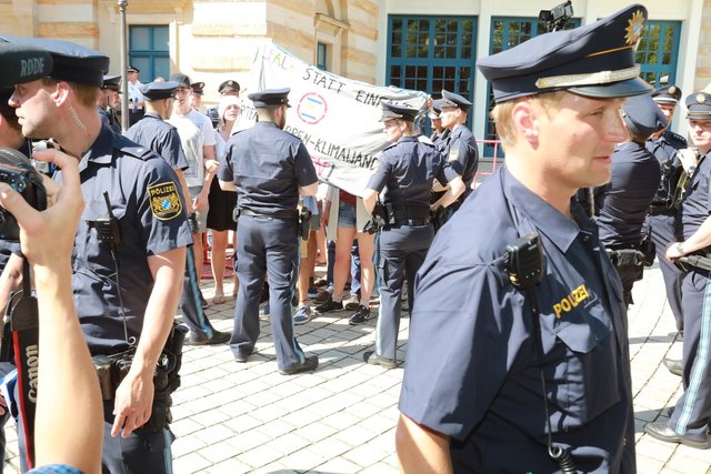 Dutzend junger Frauen und Männer demonstriert gegen den Klimawandel.