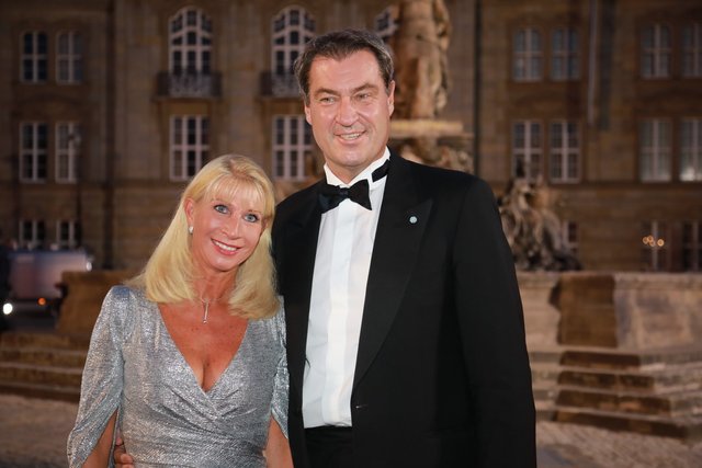 Dr. Markus Söder und seine Frau Karin Baumüller-Söder fahren auf dem Platz vor dem Neuen Schloss vor.