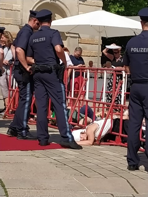 Dutzend junger Frauen und Männer demonstriert gegen den Klimawandel.