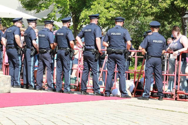 Dutzend junger Frauen und Männer demonstriert gegen den Klimawandel.