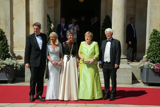 V.l: Dr. Markus Söder, Bayerischer Ministerpräsident mit Ehefrau Karin Baumüller-Söder, Oberbürgermeisterin Bayreuth, Brigitte Merk-Erbe, Bundeskanzlerin Angela Merkel und Thomas Erbe