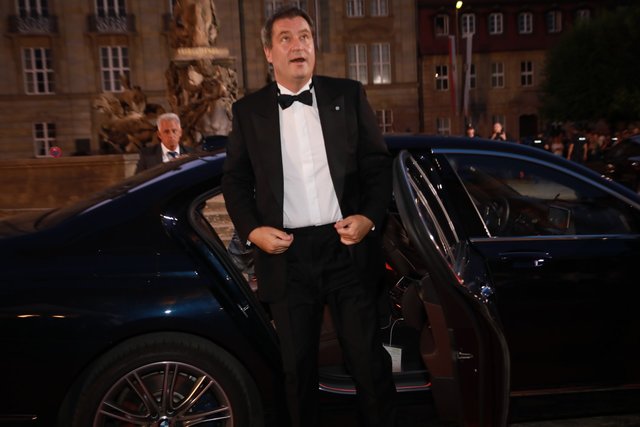 Dr. Markus Söder und seine Frau Karin Baumüller-Söder fahren auf dem Platz vor dem Neuen Schloss vor.