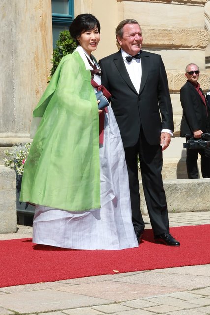 Altbundeskanzler Gerhard Schröder (SPD) mit Ehefrau Kim So-yeon