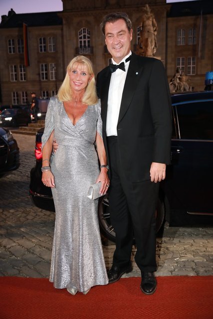 Dr. Markus Söder und seine Frau Karin Baumüller-Söder fahren auf dem Platz vor dem Neuen Schloss vor.