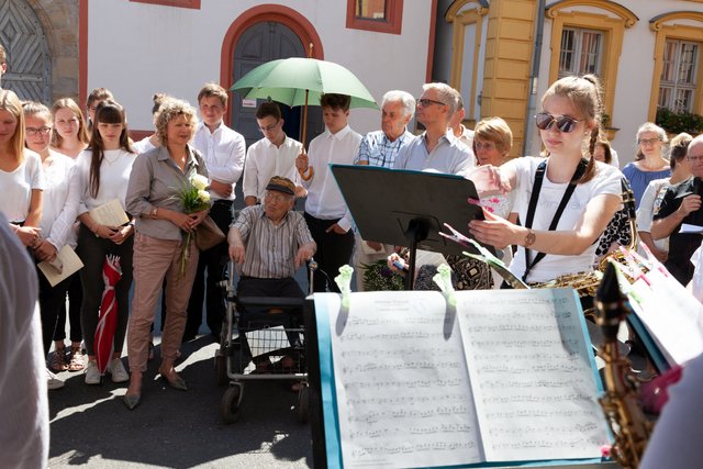 Lehrerinnen und Lehrer, Schüler, Oberbürgermeister Dr. Uwe Kirschstein und Forchheimer Bürger gedenken vor der Kapelle St. Gereon den ermordeten Forchheimer Juden. In der Mitte des Bildes (sitzend) einer der letzten Zeitzeugen der Pogrome: der 93jährige Erwin Dornheim. | Foto: R. Rosenbauer