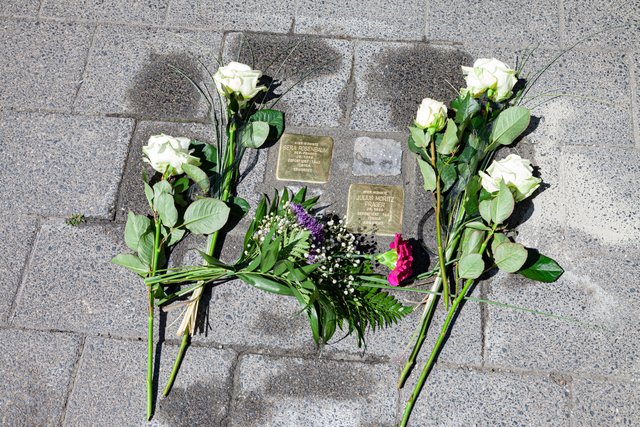 Zwei Stolpersteine erinnern an Gera Rosenbaum und Julius Moritz Prager. | Foto: R. Rosenbauer