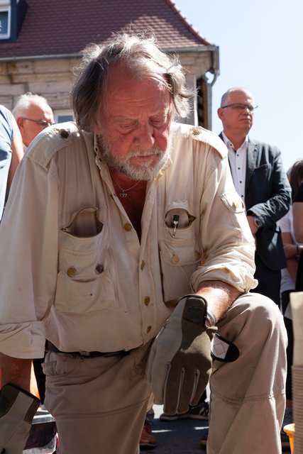 Der Künstler Gunter Demnig verlegt zwei Stolpersteine in der Nürnberger Straße. | Foto: R. Rosenbauer