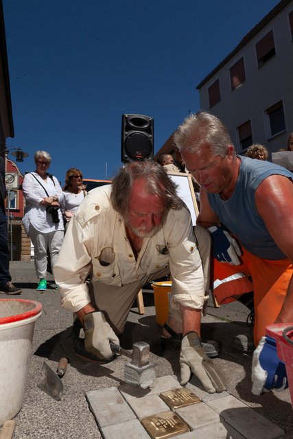Der Künstler Gunter Demnig verlegt zwei Stolpersteine in der Hornschuchallee. | Foto: R. Rosenbauer