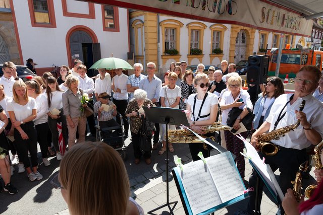 Lehrerinnen und Lehrer, Schüler, Oberbürgermeister Dr. Uwe Kirschstein und Forchheimer Bürger gedenken vor der Kapelle St. Gereon den ermordeten Forchheimer Juden. In der Mitte des Bildes (sitzend) einer der letzten Zeitzeugen der Pogrome: der 93jährige Erwin Dornheim. | Foto: R. Rosenbauer