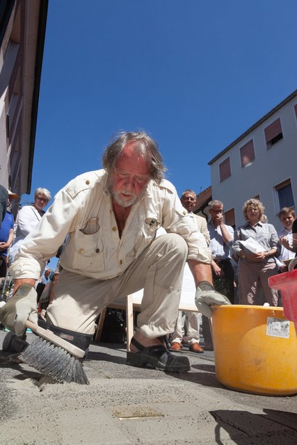 Der Künstler Gunter Demnig verlegt zwei Stolpersteine in der Hornschuchallee. | Foto: R. Rosenbauer