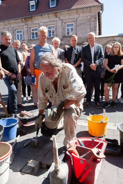 Der Künstler Gunter Demnig verlegt zwei Stolpersteine in der Nürnberger Straße. | Foto: R. Rosenbauer