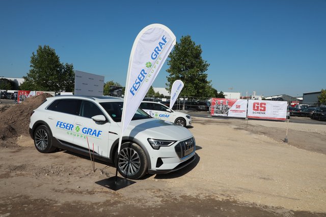 Blickfang beim Spatenstich: der neue Audi e-tron. | Foto: Udo Dreier
