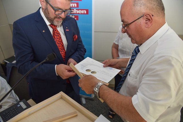 Überrascht und gerührt: HWK-Präsident Thomas Zimmer erhielt von Pierre Vera, Präsident der französischen Partnerkammer Chambre de Métiers et de l´Artisanat de l´Aude der HWK für Oberfranken (rechts), die Goldmedaille der Anerkennung des (französischen) Handwerks.