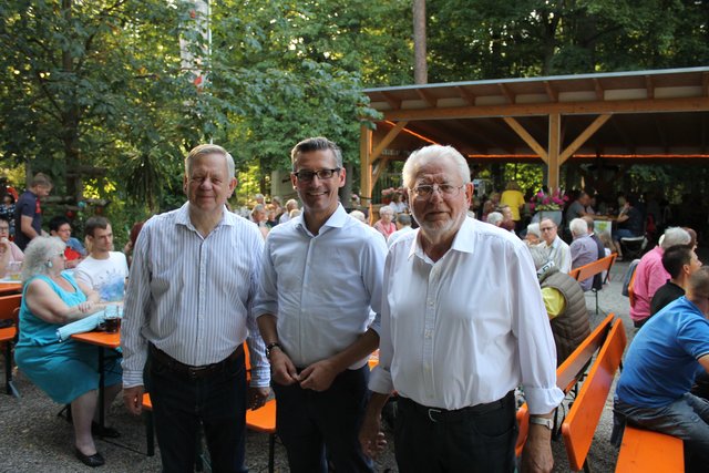 Freuen sich über den gelungenen Abend (v.l.) CSU-Kreisvorsitzender Karl Freller, Dr. Michael Fraas und der Vorsitzende der Senioren Union Schwabach Stefan Kosmann. | Foto: © Victor Schlampp