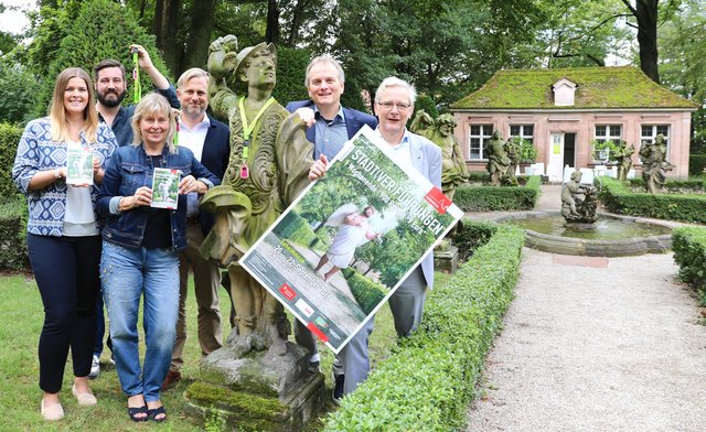 Stellten das Programm der 20. Stadt(ver)führungen gemeinsam mit Gott Merkur (Mitte) im Nürnberger Barockgarten vor (v.l.): Katja Graßer (Sparkasse Nürnberg), Sven Heublein (Bürgerverein St. Johannis), Eike Söhnlein (Touristinfo Fürth), Hannes B. Erhardt (ESW, Evangelisches Siedlungswerk), Horst Müller (Wirtschaftsreferent Stadt Fürth) und Andreas Radlmaier (Kulturreferat Stadt Nürnberg).