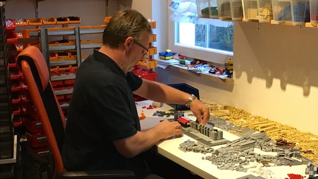Markus Müller, Vorstandsmitglied von „Bricking Bavaria e.V.“, in seiner gut sortierten Werkstatt.