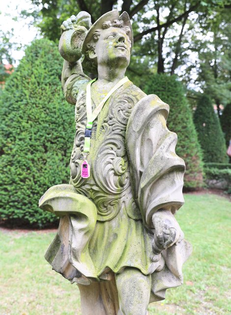 Die Götter des Barockgarten - hier Merkur mit dem Türmchenanhänger der Stadt(ver)führungen.
