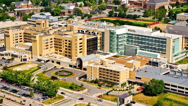 MU Health Care betreibt sechs Krankenhäuser in Missouri. Die Partner bringen ihr Fachwissen in die auf zehn Jahre angelegte Zusammenarbeit ein, um die Gesundheitsversorgung im Bundesstaat Missouri zu verbessern, Ausbildung zu fördern und Forschungsinitiativen zu starten.