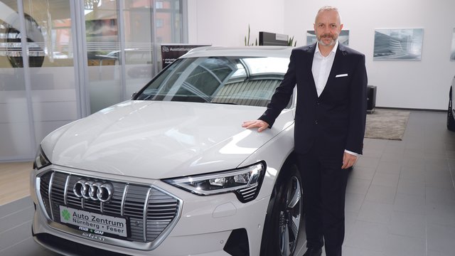 Markus Kugler (Geschäftsführer Feser-Graf Gruppe) neben dem neuen Audi e-tron.

Im VIP-Gewinnpaket: Mit diesem Fahrzeug wird die Opernball-Prinzessin samt Begleiter-/in von einem Cauffeur zuhause abgeholt und natürlich nach dem Ball auch wieder zurück. | Foto: M. Stingl