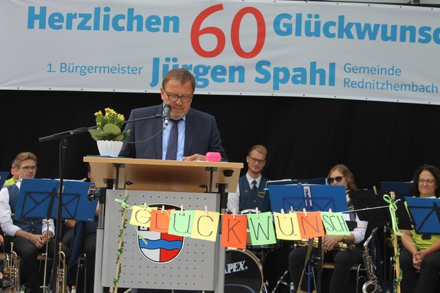 Bürgermeister Joschi Leisinger bei seiner Laudatio auf Jürgen Spahl | Foto: Victor Schlampp