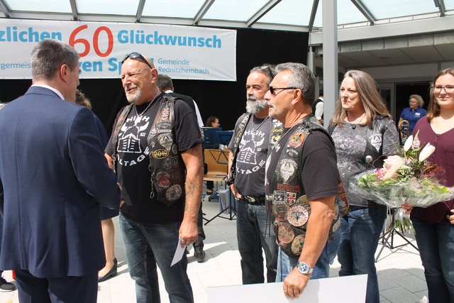 Vertreter der Motorradgruppe "MF High Voltage" gratulieren dem Geburtstagskind. | Foto: Victor Schlampp
