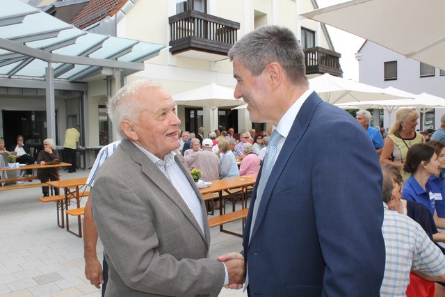 Der langjährige stellvertretende Bürgermeister der Marktgemeinde Schwanstetten, Fritz Schrödel, übermittelt seine Glückwünsche. | Foto: Victor Schlampp