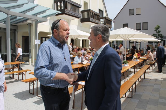 Pfarrer Michael Kneißl aus Wendelstein wünscht Jürgen Spahl Gottes Segen für seinen weiteren Lebensweg. | Foto: Victor Schlampp