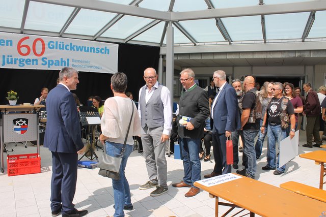 Viele Freunde, Bekannte, Weggefährten, Bürgerinnen, Bürger und Gäste nutzten die Gelegenheit, Jürgen Spahl zum 60. Geburtstag zu gratulieren. | Foto: Victor Schlampp