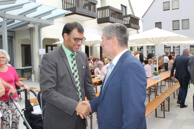 Roths 1. Bürgermeister Ralph Edelhäußer beim Gratulieren. | Foto: Victor Schlampp