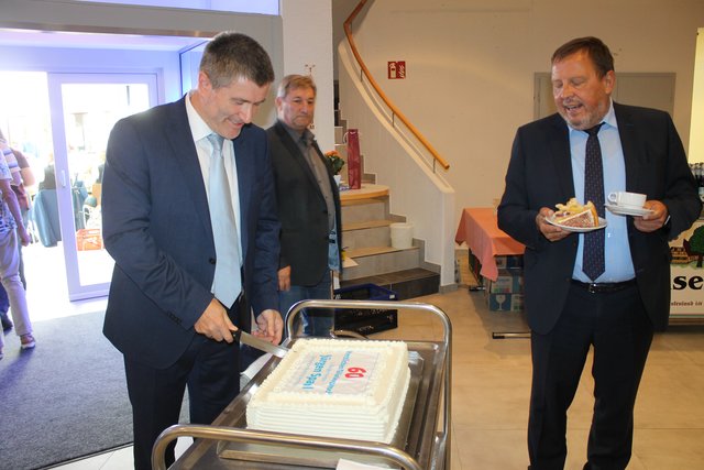Jürgen Spahl schneidet die Geburtstagstorte an - Joschi Leisinger hat sich schon mit Kuchen eingedeckt | Foto: Victor Schlampp