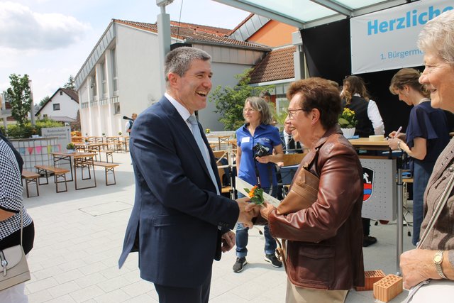Rednitzhembachs Kulturbeauftragte Christel Vogelsang beim Gratulieren. | Foto: Victor Schlampp