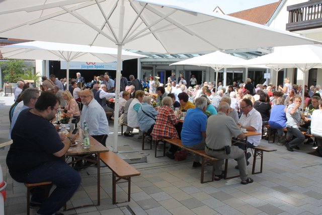 Bezogen auf den Tag und die Uhrzeit: Dienstag, 14 Uhr, waren viele Gäste und Besucher gekommen.  | Foto: Victor Schlampp